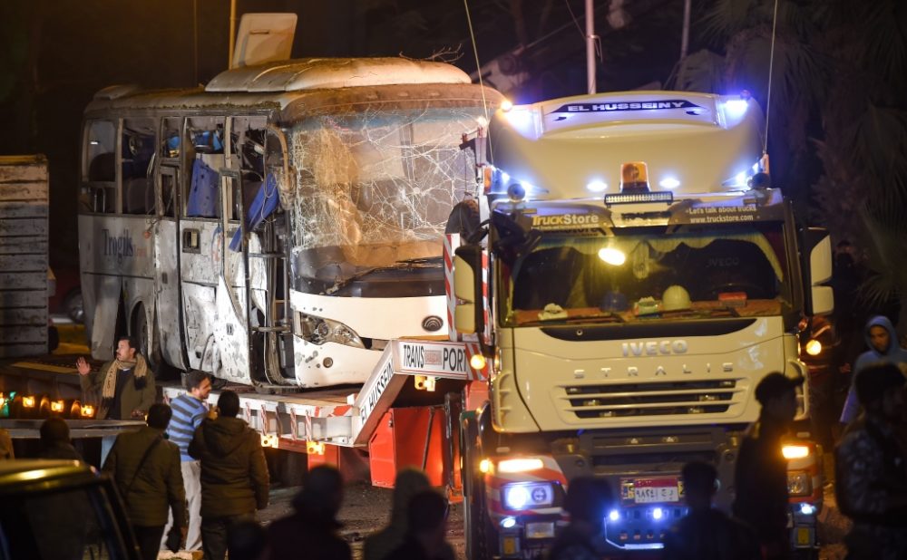 Touristenbus nach dem Anschlag im ägyptischen Gizeh (Bild:MOHAMED EL-SHAHED / AFP)