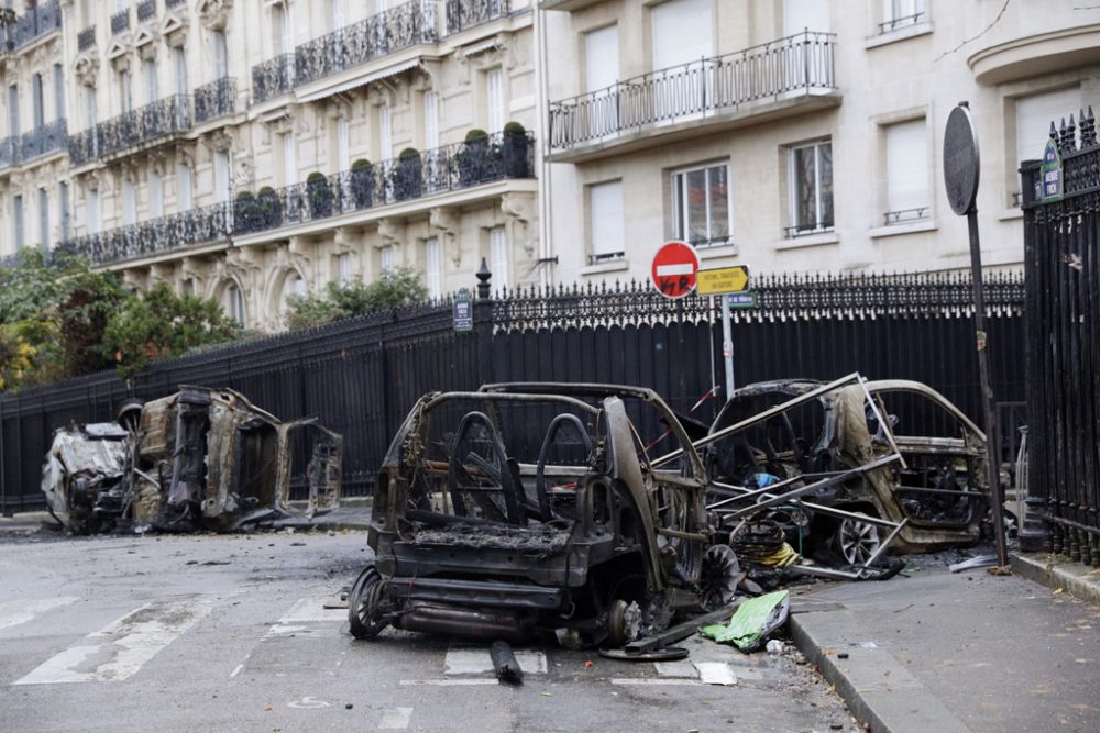 Ausgebrannte Autos nach den Krawallen in Paris