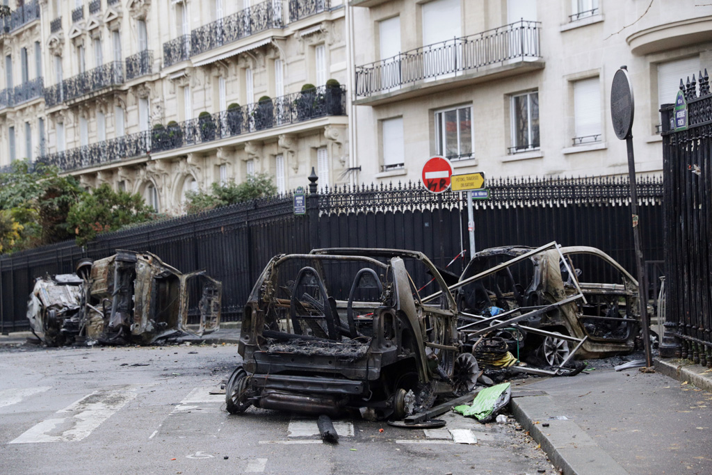 Ausgebrannte Autos nach den Krawallen in Paris