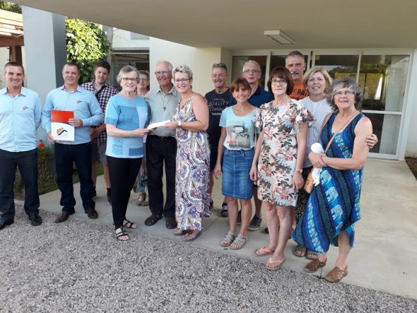 Spendenübergabe in Forquilhinha: Marlene Backes ist ganz rechts zu sehen (Bild: privat)