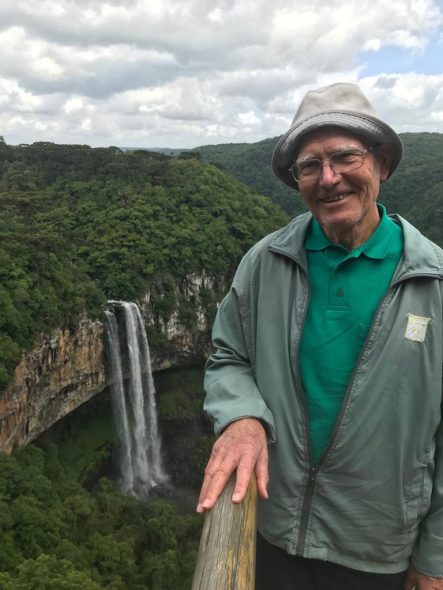 Pater Backes an einem Wasserfall in der Nähe von Itaipú im Staat Paraná (Bild: privat)