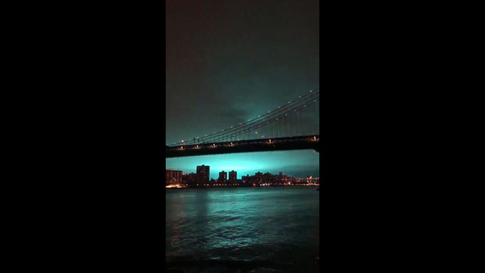 Blaues Licht nach Explosion in New York