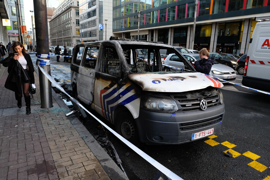 Beschädigte Polizeiautos nach Krawallen in Brüssel (Archivbild: Nicolas Maeterlinck, Belga)