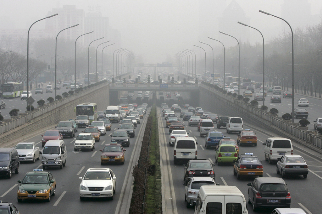 Smog im Straßenverkehr in Peking