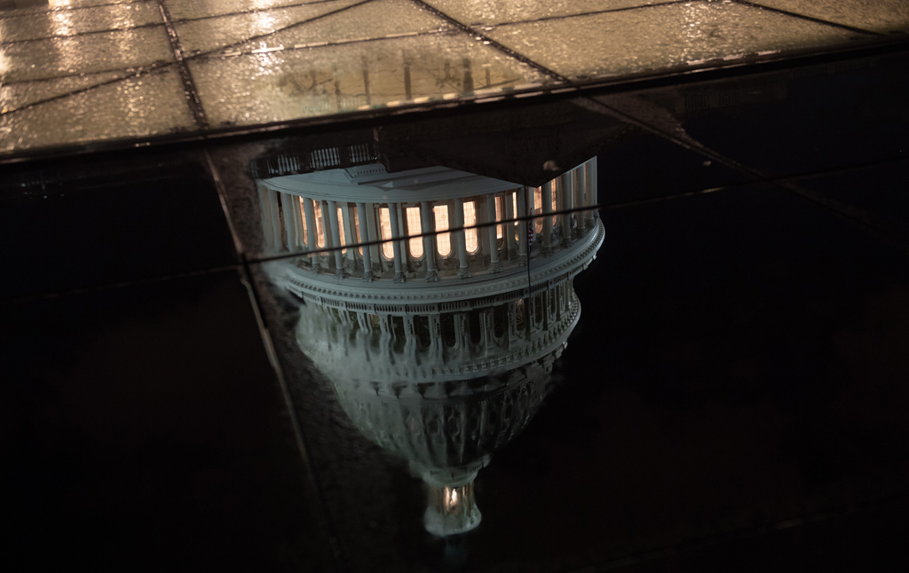 Das Capitol am 21.12.2018 in Washington, DC, in einer Pfütze gespiegelt