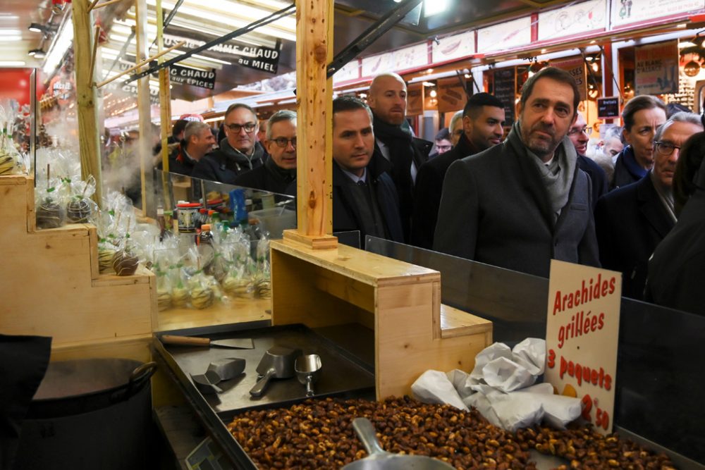 Nach Anschlag: Der französische Innenminister Christophe Castaner (r.) bei der Wiedereröffnung des Weihnachtsmarkts von Straßburg