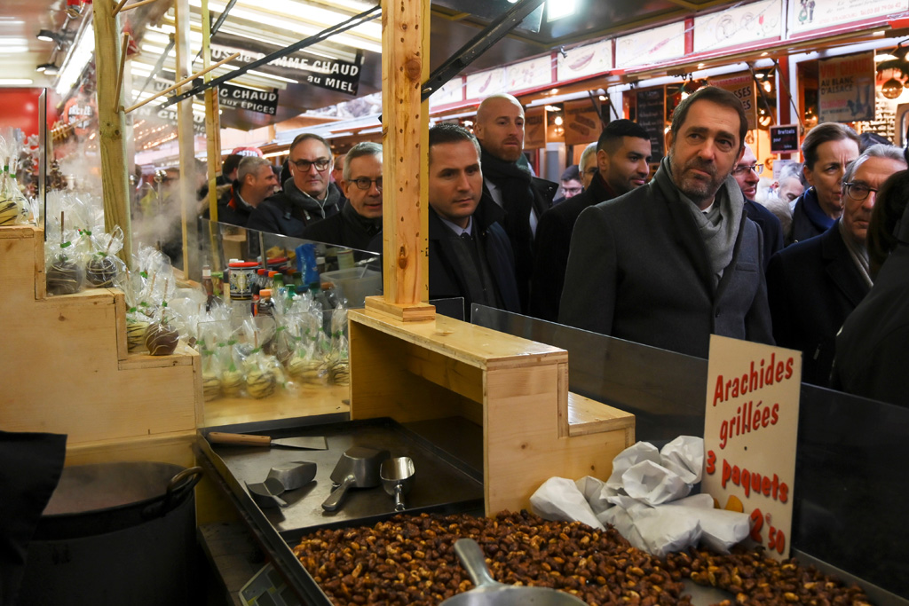 Nach Anschlag: Der französische Innenminister Christophe Castaner (r.) bei der Wiedereröffnung des Weihnachtsmarkts von Straßburg