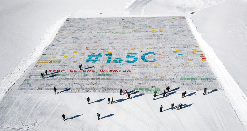 Riesige Kollage für Klimaschutz in den Schweizer Alpen