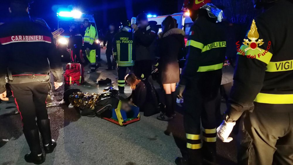 Nach Massenpanik: Rettungskräfte kümmern sich um die Verletzten in Cornaldo bei Ancona