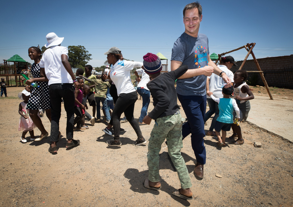 Alexander De Croo besucht ein Hilfsprojekt in Soweto