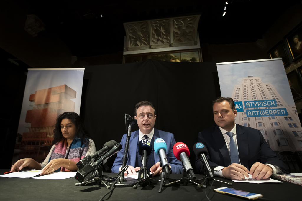 Jinnih Beels, Bart De Wever und Philippe De Backer bei der Präsentation der neuen Koalition am Freitag in Antwerpen (Bild: Kristof Van Accom/Belga)
