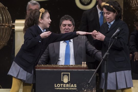 Schüler der Schule San Ildefonso singen die gezogenen fünfstelligen Losnummern