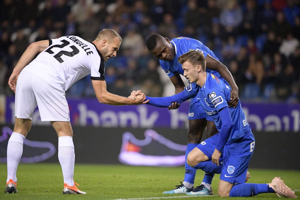 Siebe Blondelle, Aly Mbwana Samatta und Bryan Heynen bei der letzten Begegnung von AS Eupen und KRC Genk am 20. Oktober in Genk (Bild: Yorick Jansens/Belga)