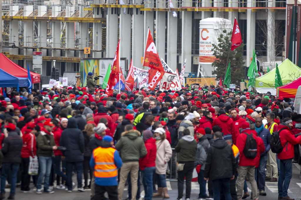 Protest vor Sitz des Arbeitgeberverbandes FEB in Brüssel
