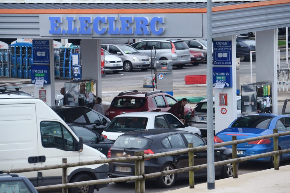 Autos an Tankstelle in Frankreich