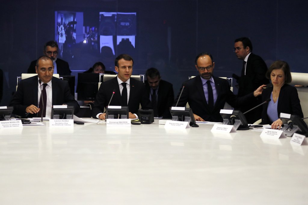 Emmanuel Macron leitet eine Krisenzitzung der französischen Regierung