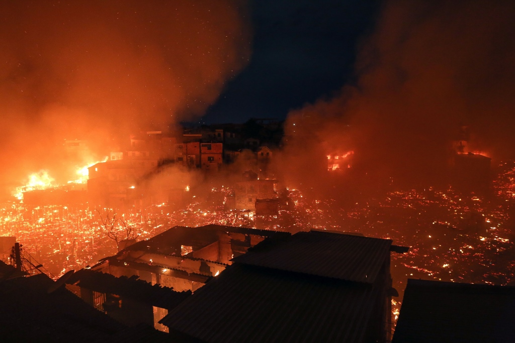 Großbrand im Slum Educandos der brasilianischen Stadt Manaus (Amazonas) - Bild: Michael Dantas/ AFP