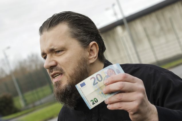 Jean-Louis Denis beim Verlassen des Gefängnisses von Ittre