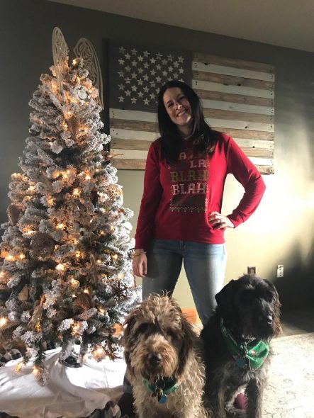 Julia Huberty mit ihren Hunden und einem von zwei Weihnachtsbäumen (Bild: privat)