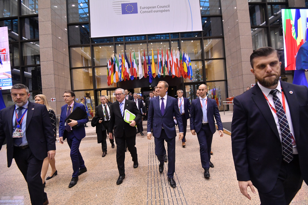EU-Gipfel beendet: Jean-Claude Juncker, Donald Tusk und Co verlassen das Gipfel-Gebäude in Brüssel