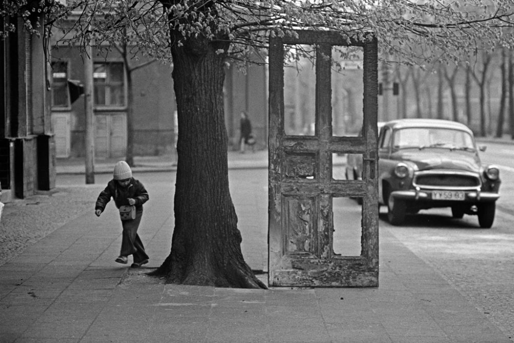 Bernd Heyden: Die Tür in der Schönhauser Allee, 1976 (Bild: © bpk/Bernd Heyden)