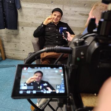 Kaya Yanar beim Interview mit BRF-Reporter Christophe Ramjoie (Bild: Veranstalter)