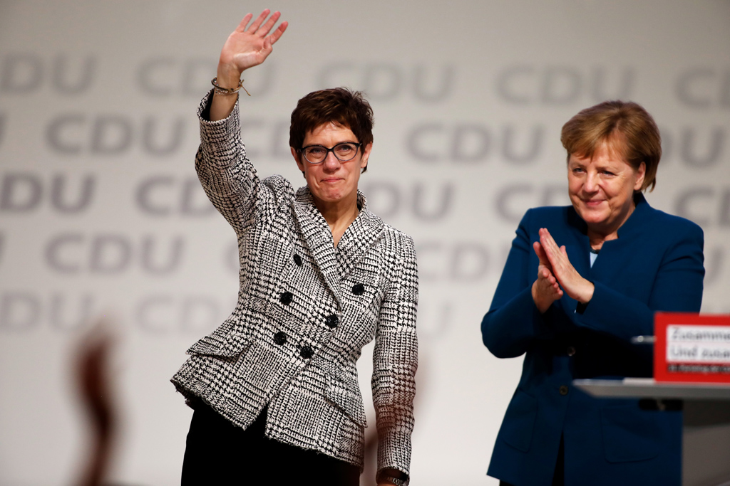 Annegret Kramp-Karrenbauer und Kanzlerin Angela Merkel (Bild: Odd Andersen/Belga)
