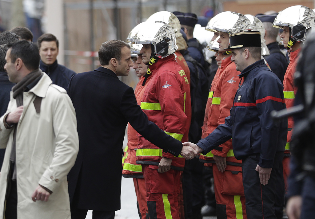 Emmanuel Macron trifft Polizisten und Feuerwehrleute in Paris