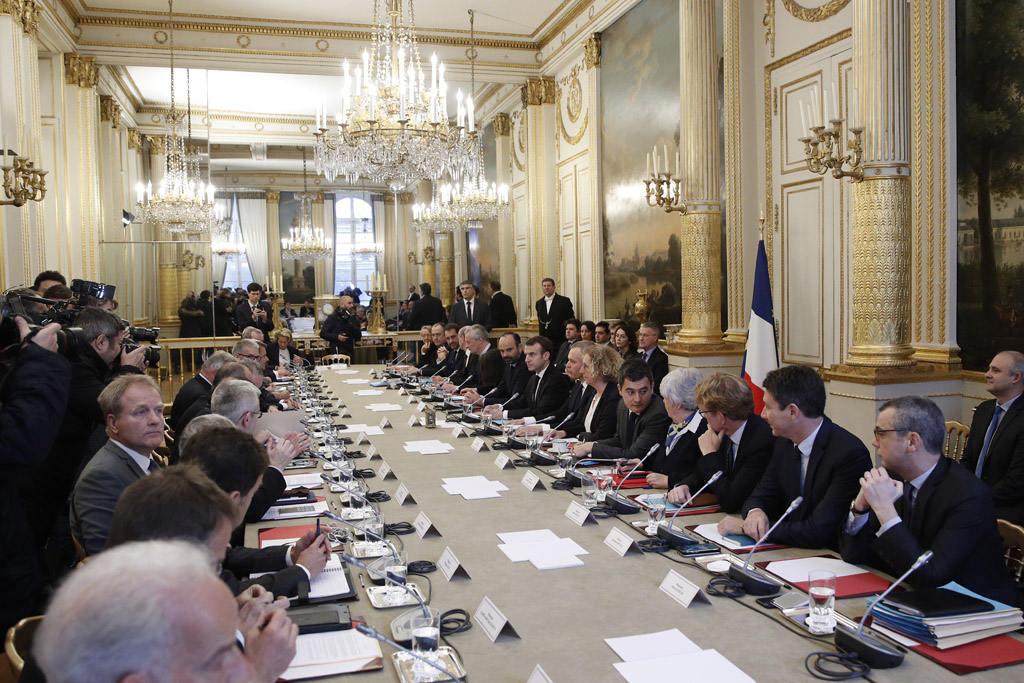 Treffen zwischen Emmanuel Macron und Vertretern aus Politik und Wirtschaft sowie Gewerkschaftsvertretern