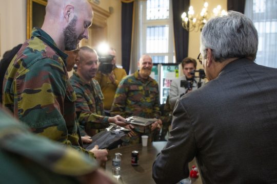 MilitärpersonalmitAußenministerDidierReynders_belgaHatimKaghat