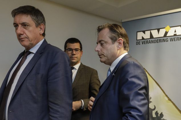Lange Gesichter bei Jan Jambon und N-VA-Chef Bart De Wever am 8.12. in Brüssel (Bild: Thierry Roge/Belga)