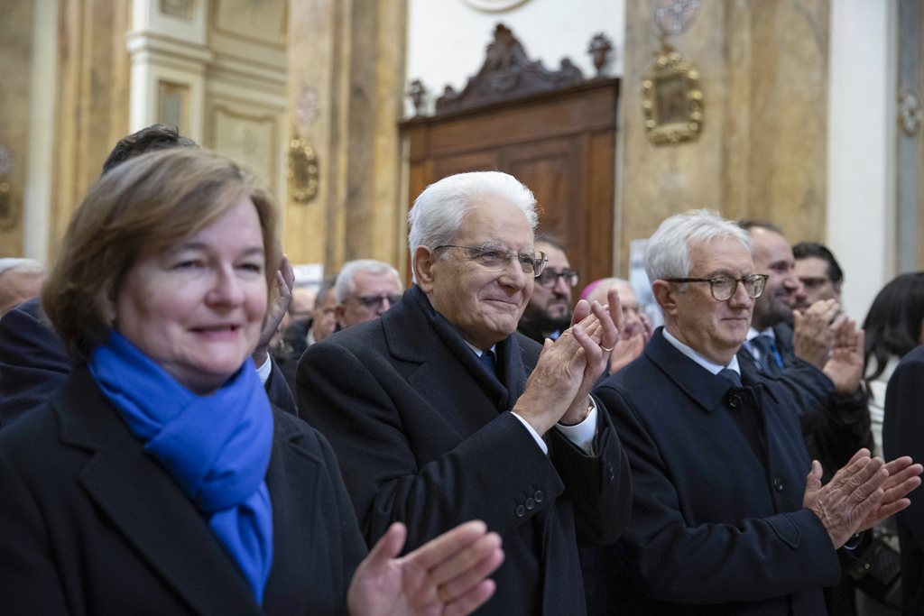 Die französische Europaministerin Nathalie Loiseau(l.) am 6.12.2018 bei der Wiedereröffung der Kirche Santa Maria del Suffragio in L'Aquila