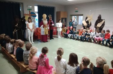 Besuch des Nikolauses im Eupener Kindergarten der Pater-Damian-S