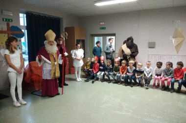 Besuch des Nikolauses im Eupener Kindergarten der Pater-Damian-S