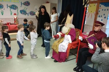 Besuch des Nikolauses im Eupener Kindergarten der Pater-Damian-S