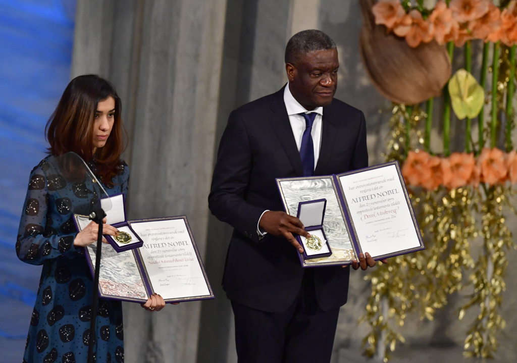 Nadia Murad und Denis Mukwege mit ihrer Friedensnobelpreis-Medaille und der Urkunde