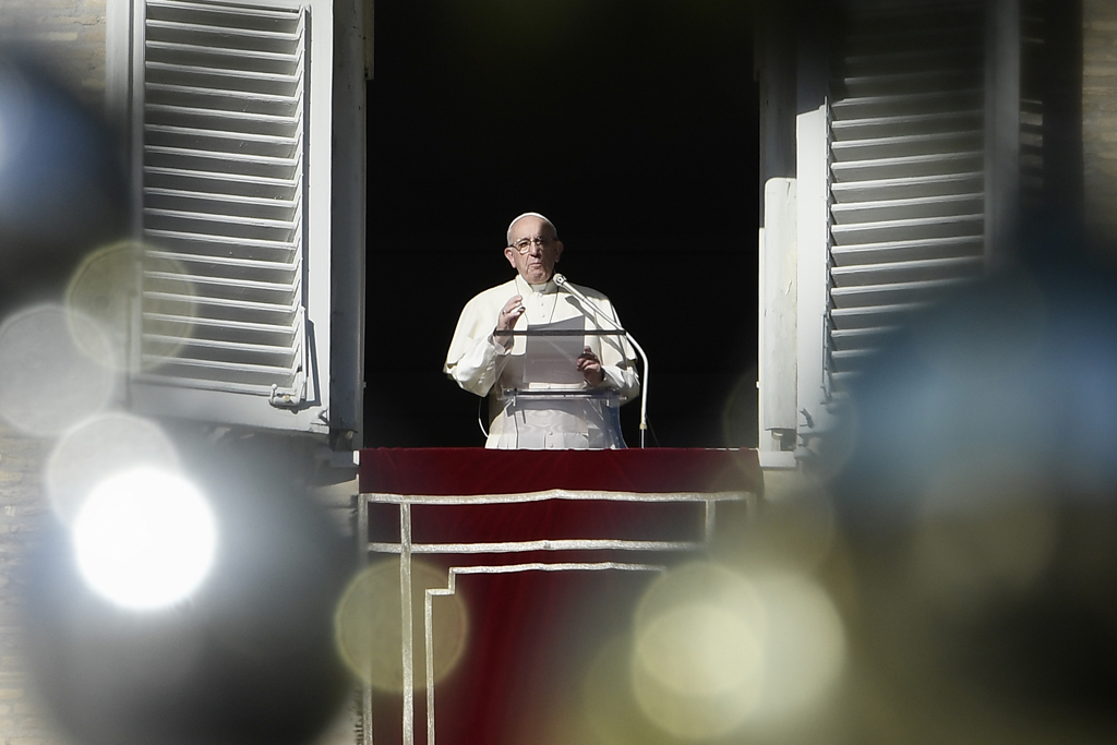 Papst Franziskus spricht auf dem Petersplatz das Angelus-Gebet (Bild: Filippo Monteforte/AFP)