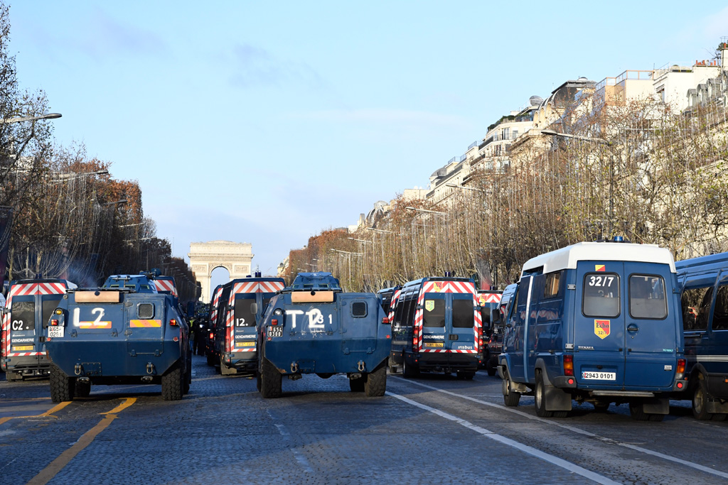Gendarmerie am Arc de Triomphe in Paris ist bereit für die Proteste der Gilets Jaunes