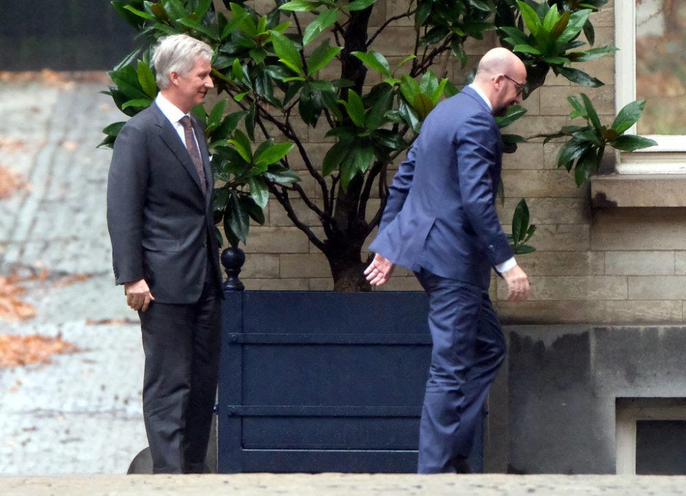 König Philippe und Premierminister Charles Michel am Freitag vor dem Königlichen Palast in Brüssel (Bild: Nicolas Maeterlinck/Belga)