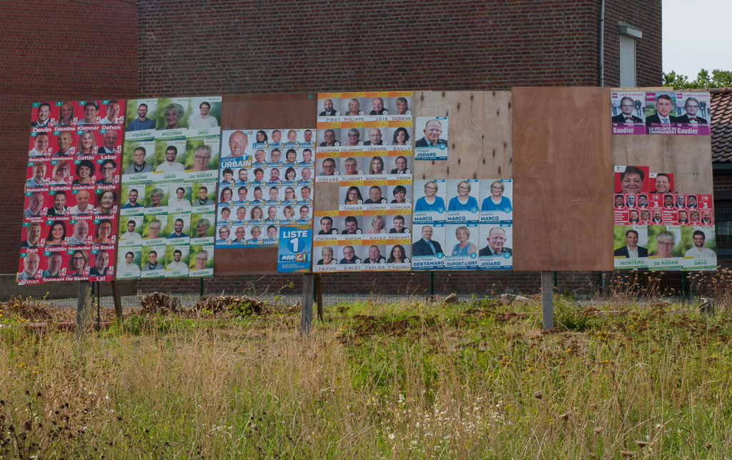 Wahlplakate in Binche (Bild: Carole Heymans/Belga)