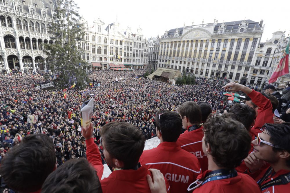 Die Red Lions auf dem Balkon des Brüsseler Rathauses (Bild: Thierry Roge/Belga)