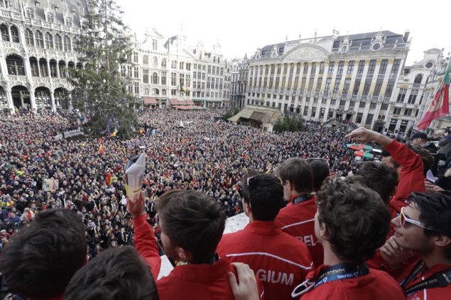 Die Red Lions auf dem Balkon des Brüsseler Rathauses (Bild: Thierry Roge/Belga)