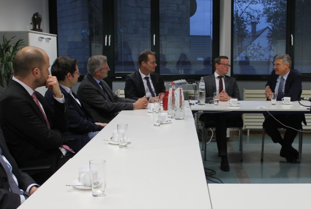 Der Präsident des saarländischen Landtags, Stephan Toscani (r.), im BRF