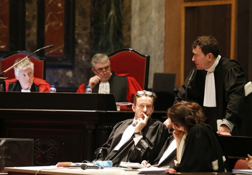 Der Anwalt von Mehdi Nemmouche, Sébastien Courtoy (r.)