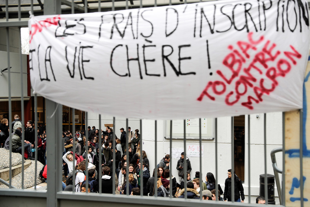 Studenten am 5.12.2018 auf dem Tolbiac-Campus der Sorbonne hinter einem Banner gegen Emmanuel Macron
