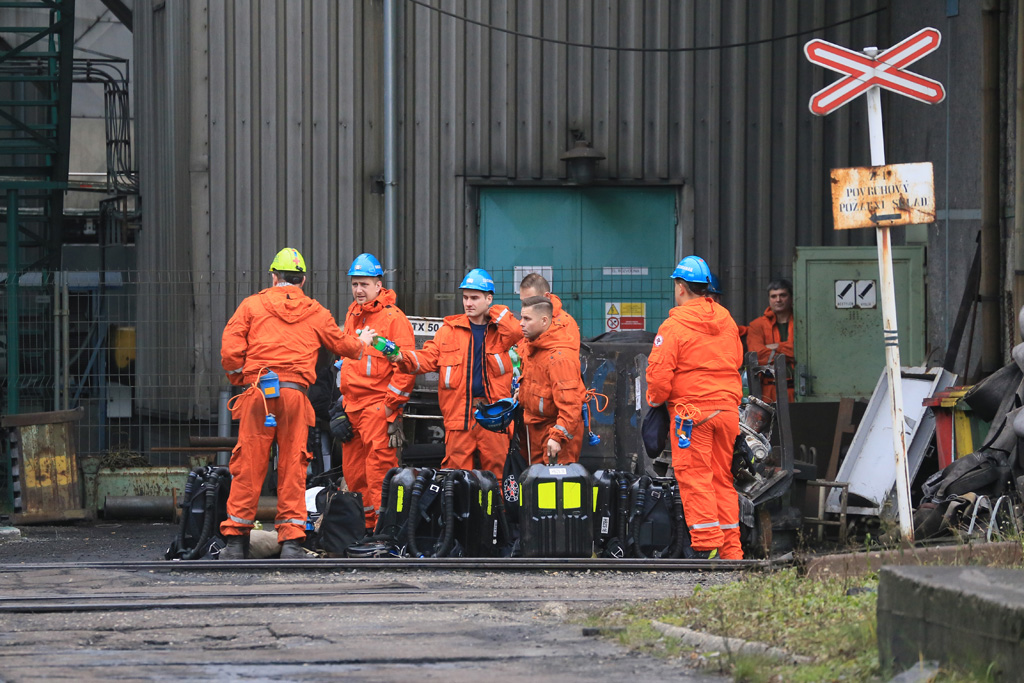 Nach Grubenunglück: Tschechische Rettungskräfte auf dem Gelände der Grube in Stonava