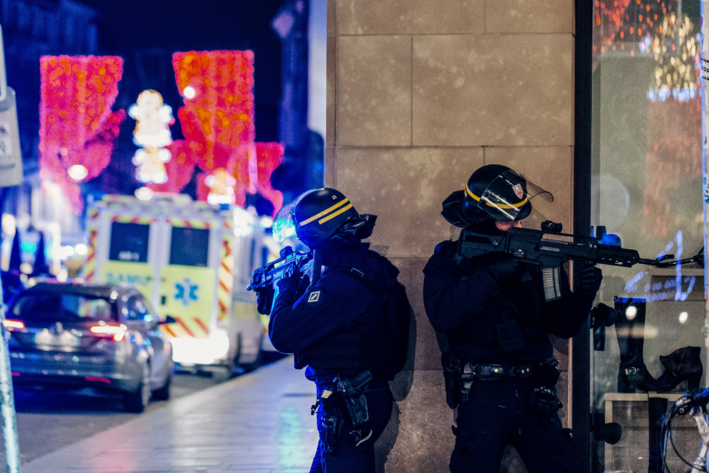 Straßburg: Polizisten sichern die Umgebung nach dem Anschlag in unmittelbarer Nähe zum Weihnachtsmarkt (Foto: Mirdass Abdeslam, AFP)