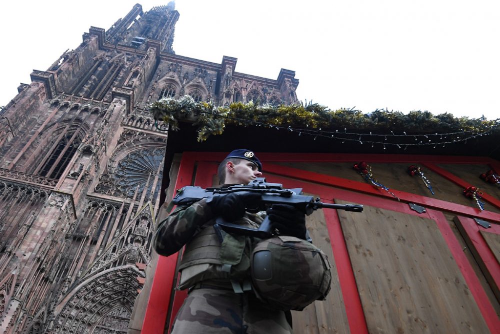 Polizist auf dem Weihnachtsmarkt in Straßburg (Bild: Patrick Hertzog/AFP)