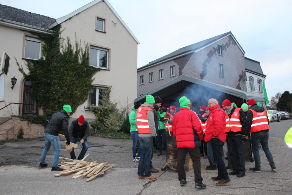 Streikposten bei der Molkerei in Walhorn (Bild: Michaela Brück/BRF)