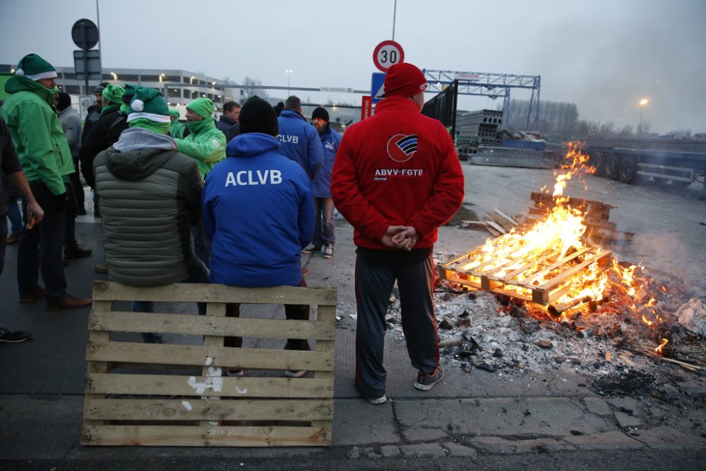 Streikposten am Verteilerzentrum von Delhaize in Ninove (Bild: Nicolas Maeterlinck/Belga)